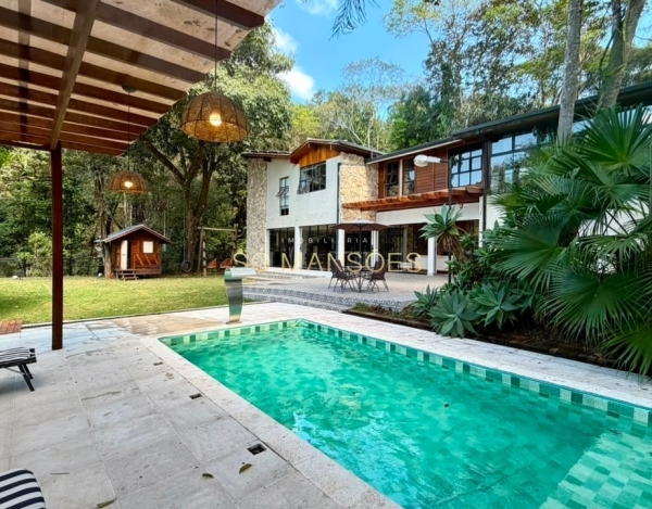 Casa à Venda no Ville de Montagne, Nova Lima/MG — 450m², 4 Quartos e Piscina.