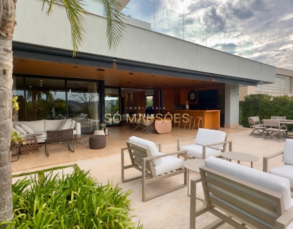 Casa à Venda no Vale dos Cristais, Nova Lima — 556m², 4 Suítes, Piscina Aquecida e Vista para as Montanhas.