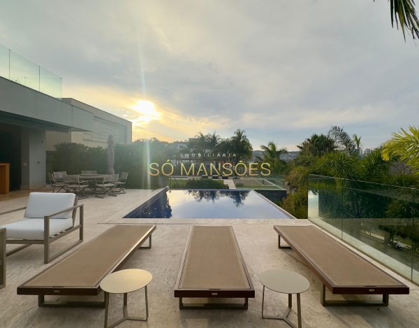 Casa à Venda no Vale dos Cristais, Nova Lima — 556m², 4 Suítes, Piscina Aquecida e Vista para as Montanhas.