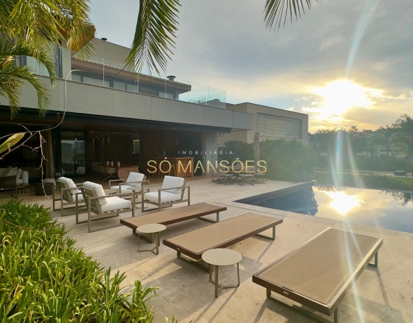 Casa à Venda no Vale dos Cristais, Nova Lima — 556m², 4 Suítes, Piscina Aquecida e Vista para as Montanhas.