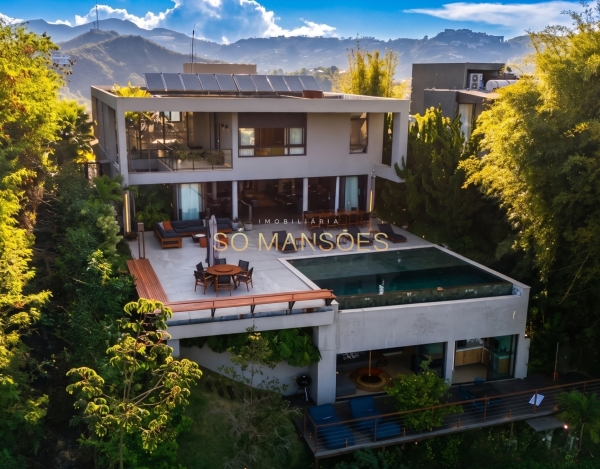 Casa à Venda no Vale dos Cristais, Nova Lima — 762m², 5 Suítes, Piscina, Elevador e Vista Privilegiada.