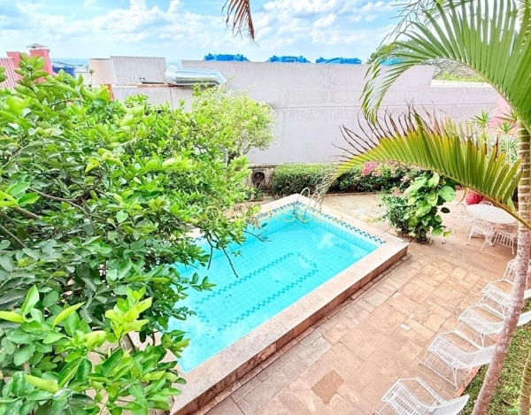 Casa à Venda no Belvedere, Belo Horizonte — 330m², 5 Quartos, 3 Suítes, Piscina e Vista para a Cidade.