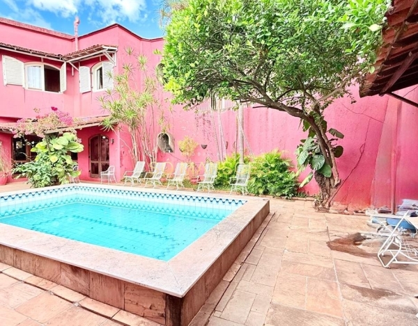 Casa à Venda no Belvedere, Belo Horizonte — 330m², 5 Quartos, 3 Suítes, Piscina e Vista para a Cidade.