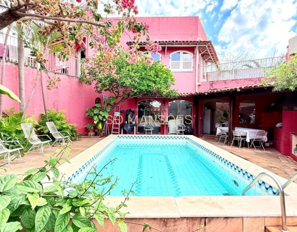 Casa à Venda no Belvedere, Belo Horizonte — 330m², 5 Quartos, 3 Suítes, Piscina e Vista para a Cidade.