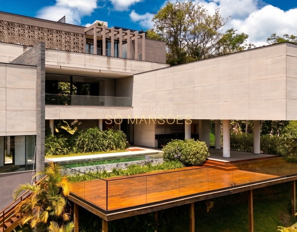 Casa à Venda no Vale dos Cristais, Nova Lima — 586m², 5 Suítes, Deck Excepcional e Vista Panorâmica.