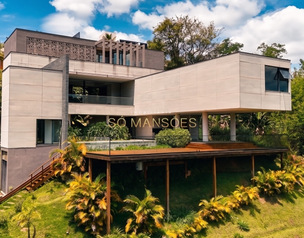 Casa à Venda no Vale dos Cristais, Nova Lima — 586m², 5 Suítes, Deck Excepcional e Vista Panorâmica.