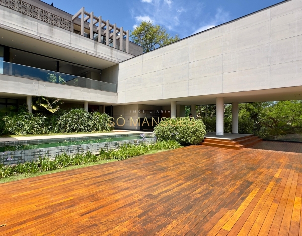 Casa à Venda no Vale dos Cristais, Nova Lima — 586m², 5 Suítes, Deck Excepcional e Vista Panorâmica.