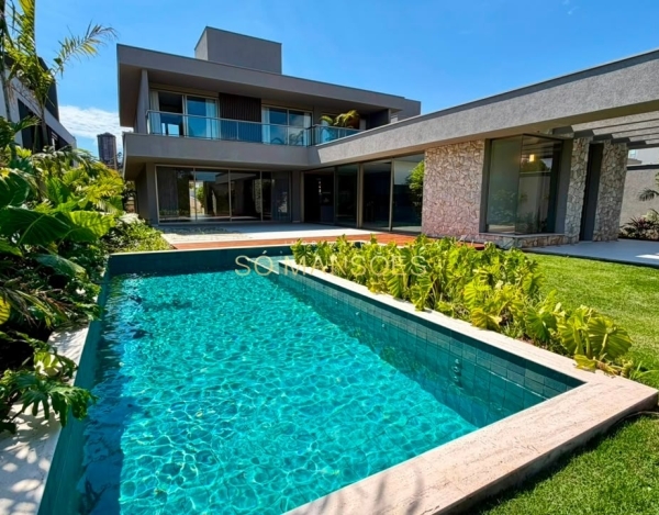 Casa à Venda no Costa Laguna, Alphaville Lagoa dos Ingleses, Nova Lima — 497m², 4 Suítes e Piscina Aquecida.