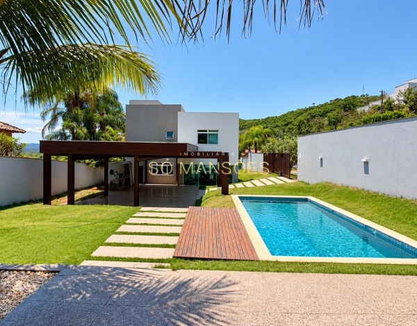 Casa à Venda no Residencial Sul, Nova Lima — 284m², 5 Quartos, 3 Suítes, Piscina e 4 Vagas Cobertas.