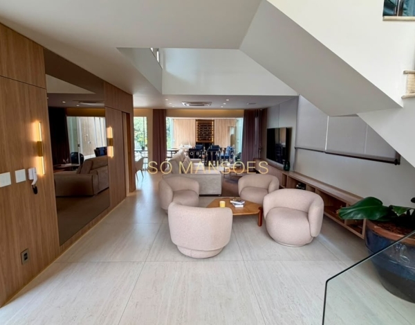 Casa à Venda no Lê Cottage, Nova Lima — 435m², 3 Quartos, 1 Suíte, Piscina com Borda Infinita e Edícula.