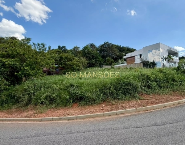 Lote à Venda no Mirante da Mata, Nova Lima — 1.015m², 42 Metros de Frente e Projeto Arquitetônico.
