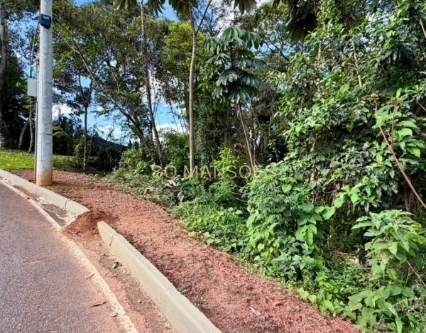 Lote à Venda no Mirante da Mata, Nova Lima — 1.031m² na Rotatória e fundo para Área de Preservação.