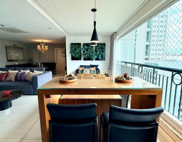 Apartamento à Venda no Santo Agostinho, Belo Horizonte/MG — 205m², 4 Quartos e 4 Vagas.
