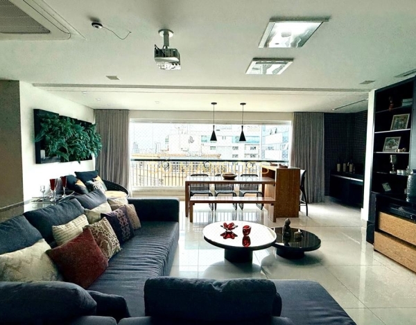Apartamento à Venda no Santo Agostinho, Belo Horizonte/MG — 205m², 4 Quartos e 4 Vagas.