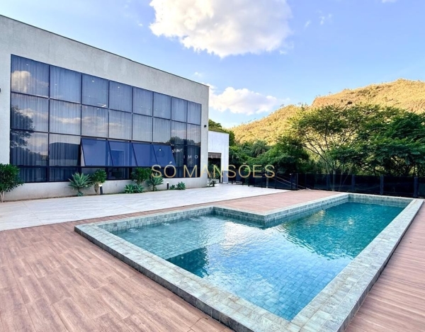 Casa à Venda no Vila Alpina, Nova Lima — 467m², 4 Suítes, Piscina e Vista para a Mata Preservada.