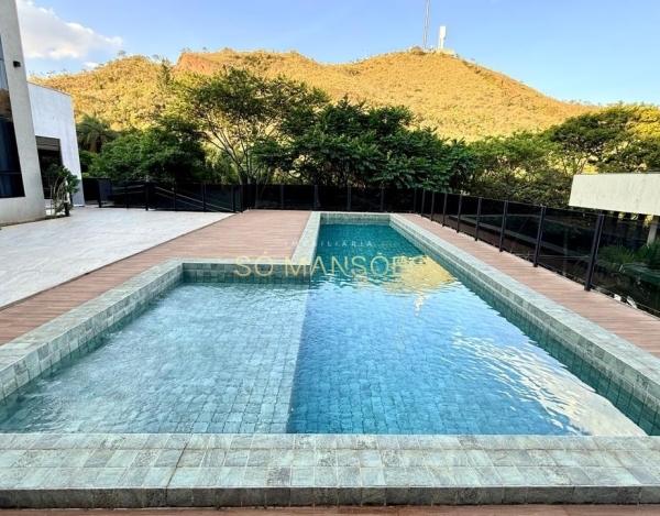 Casa à Venda no Vila Alpina, Nova Lima — 467m², 4 Suítes, Piscina e Vista para a Mata Preservada.