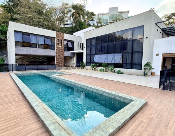 Casa à Venda no Vila Alpina, Nova Lima — 467m², 4 Suítes, Piscina e Vista para a Mata Preservada.