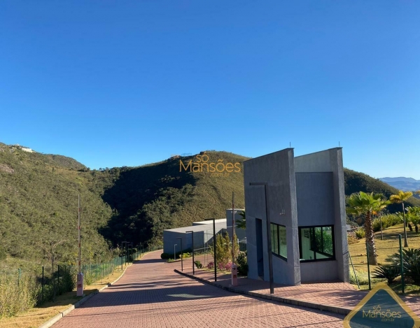 Excelente lote de 3.320 m², em declive com vista panorâmica definitiva.