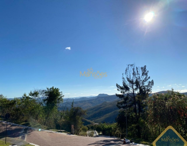 Excelente lote de 3.320 m², em declive com vista panorâmica definitiva.