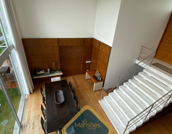 Casa em Terreno Privilegiado de 667 m² à Venda com 2 Suítes e Piscina Aquecida no Conde, Nova Lima - MG