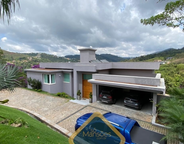 Casa em Terreno Privilegiado de 667 m² à Venda com 2 Suítes e Piscina Aquecida no Conde, Nova Lima - MG