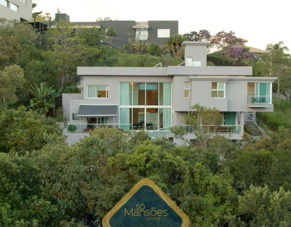 Casa em Terreno Privilegiado de 667 m² à Venda com 2 Suítes e Piscina Aquecida no Conde, Nova Lima - MG