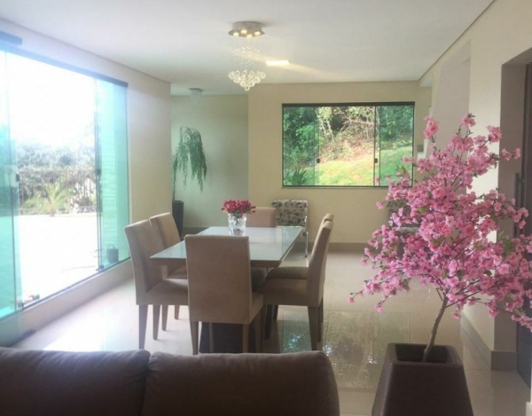 Casa de Alto Padrão de 321 m² à Venda com 1 Suíte e Espaço Gourmet no Condomínio Quintas do Sol, Nova Lima - MG