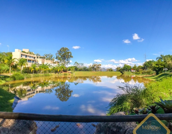 Lote de 858m² à venda no Quintas do Sol.