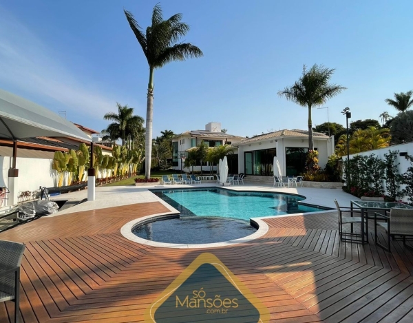 Casa em Terreno Privilegiado de 313 m² à Venda com 4 Suítes e Vista para a Lagoa no Condomínio Aldeias do Lago, Esmeraldas - MG