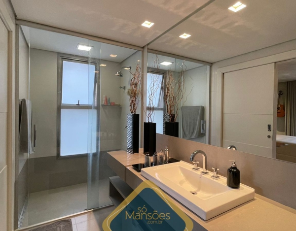 EXUBERANTE RESIDÊNCIA DE 736m² NO VALE DOS CRISTAIS - UMA VERDADEIRA JOIA À VENDA