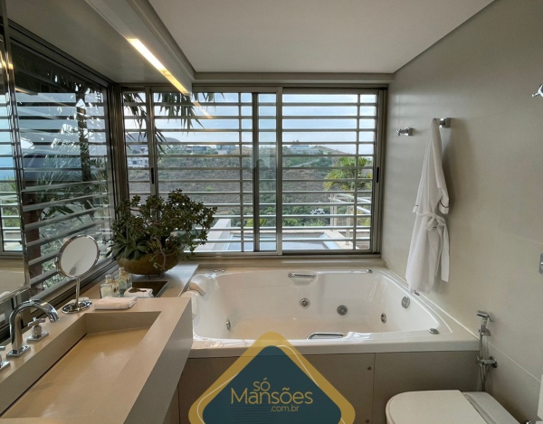 EXUBERANTE RESIDÊNCIA DE 736m² NO VALE DOS CRISTAIS - UMA VERDADEIRA JOIA À VENDA