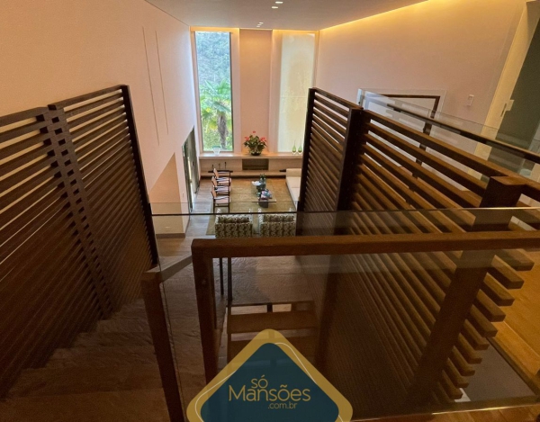 EXUBERANTE RESIDÊNCIA DE 736m² NO VALE DOS CRISTAIS - UMA VERDADEIRA JOIA À VENDA