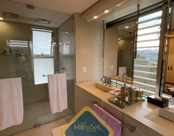 EXUBERANTE RESIDÊNCIA DE 736m² NO VALE DOS CRISTAIS - UMA VERDADEIRA JOIA À VENDA