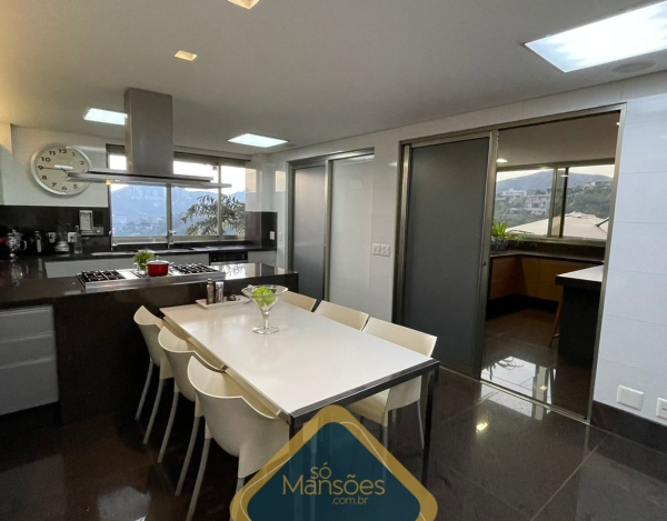 EXUBERANTE RESIDÊNCIA DE 736m² NO VALE DOS CRISTAIS - UMA VERDADEIRA JOIA À VENDA