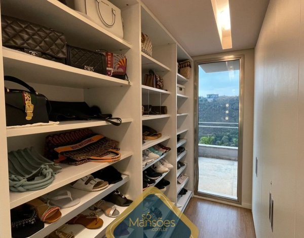 EXUBERANTE RESIDÊNCIA DE 736m² NO VALE DOS CRISTAIS - UMA VERDADEIRA JOIA À VENDA