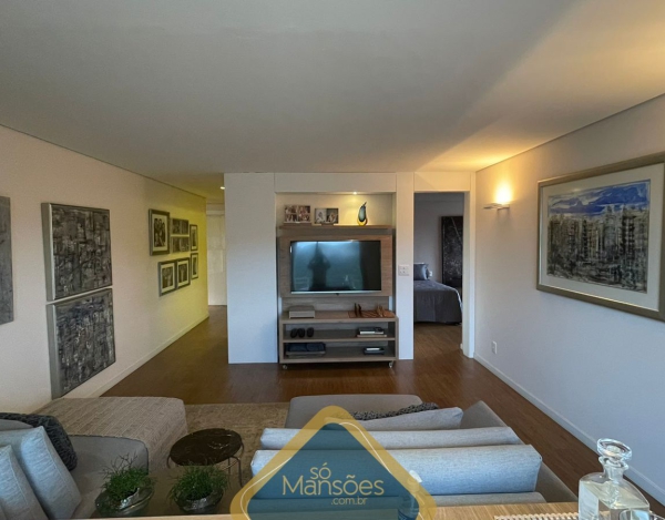 EXUBERANTE RESIDÊNCIA DE 736m² NO VALE DOS CRISTAIS - UMA VERDADEIRA JOIA À VENDA