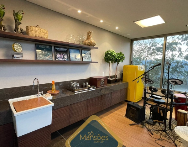 EXUBERANTE RESIDÊNCIA DE 736m² NO VALE DOS CRISTAIS - UMA VERDADEIRA JOIA À VENDA