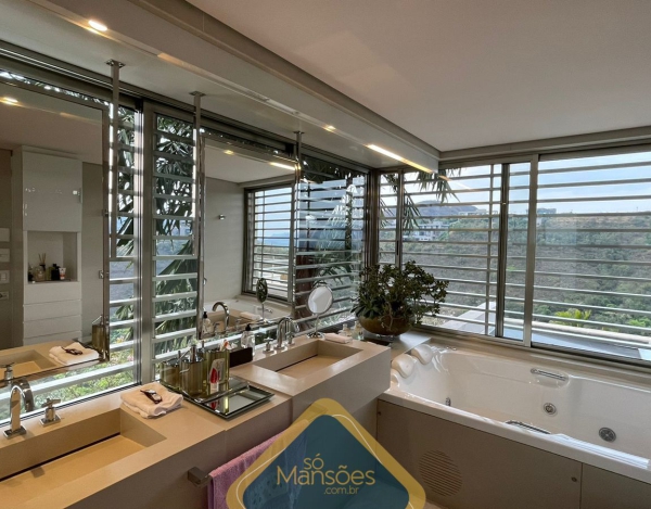 EXUBERANTE RESIDÊNCIA DE 736m² NO VALE DOS CRISTAIS - UMA VERDADEIRA JOIA À VENDA
