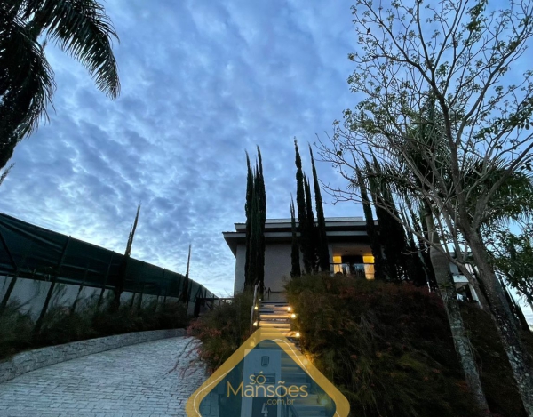 CASA DE 844,45m² NO VALE DOS CRISTAIS 