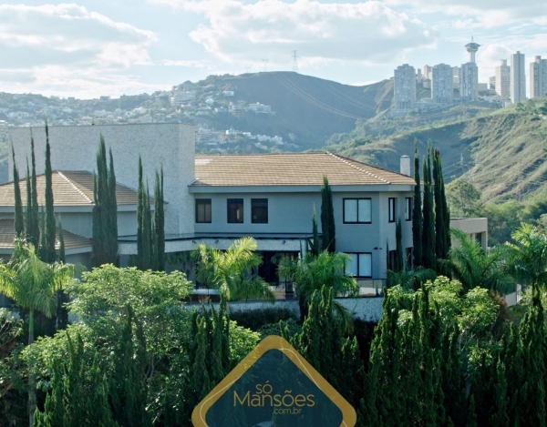 Casa com Ampla Garagem de 844 m² à Venda com 4 Suítes e Vista Definitiva no Vale dos Cristais, Nova Lima - MG