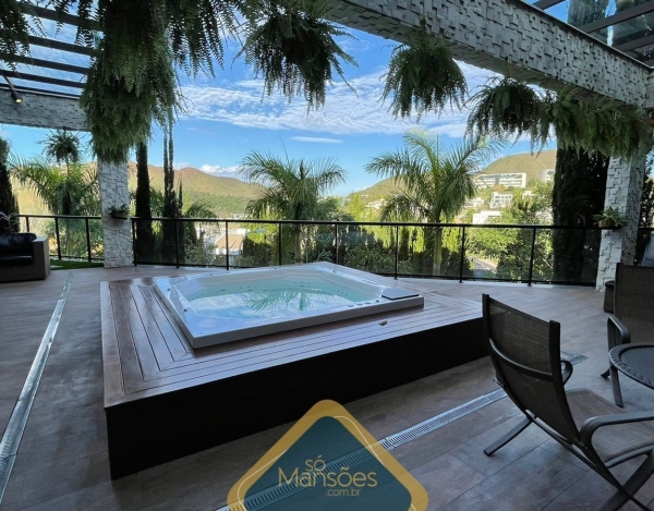 Casa com Ampla Garagem de 844 m² à Venda com 4 Suítes e Vista Definitiva no Vale dos Cristais, Nova Lima - MG