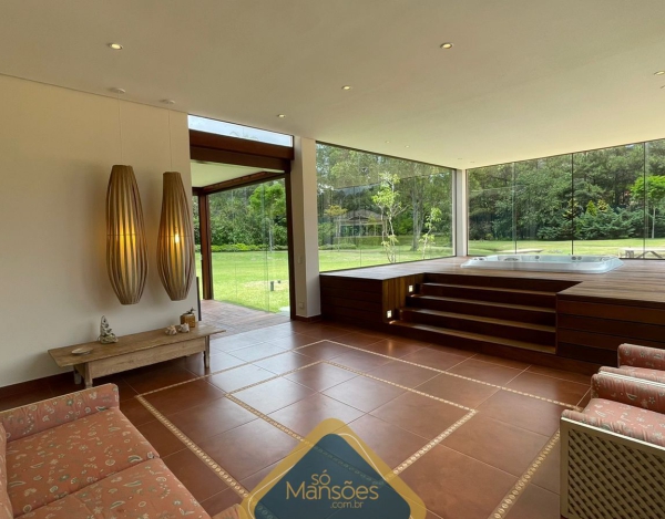 Magnífica casa linear construída em terreno plano de 10.000m² no Condomínio Lagoa do Miguelão.