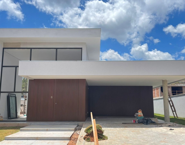 Casa linear de 265m² em final de obra à venda no Alphaville Lagoa dos Ingleses.
