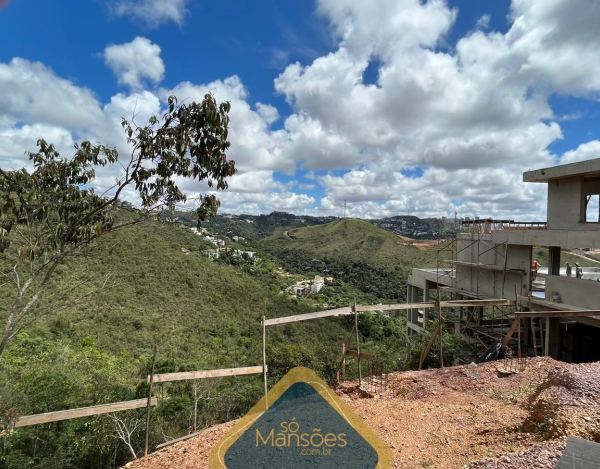 Oportunidade Única! Lote de 1211m² com Vista Definitiva no Condomínio Vila Alpina.