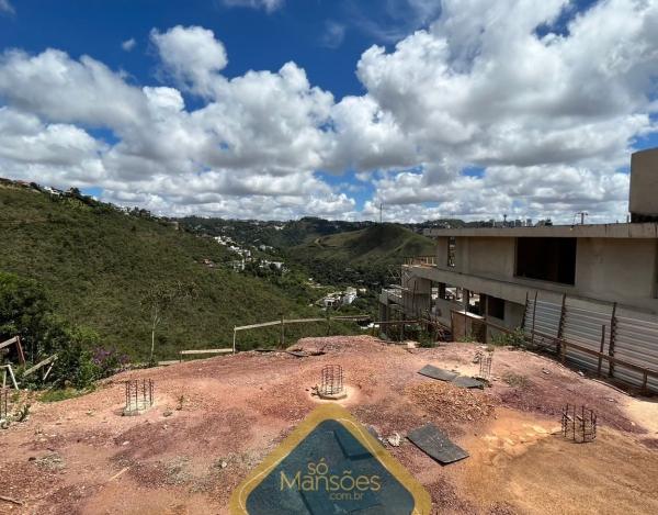 Oportunidade Única! Lote de 1211m² com Vista Definitiva no Condomínio Vila Alpina.