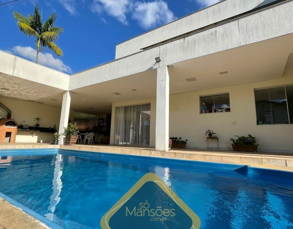 Casa de Alto Padrão de 617 m² à Venda com 3 Suítes e Espaço Gourmet no Ville de Montagne, Nova Lima - MG