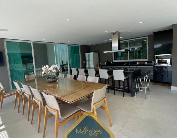Linda casa construída em lote de 1.136m² com localização privilegiada a venda no condomínio Quintas do Sol.