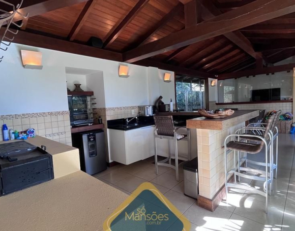 Linda casa de 387m² com localização privilegiada a venda no condomínio Vila Castela.