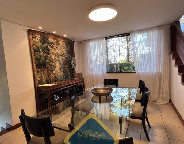 Linda casa de 387m² com localização privilegiada a venda no condomínio Vila Castela.