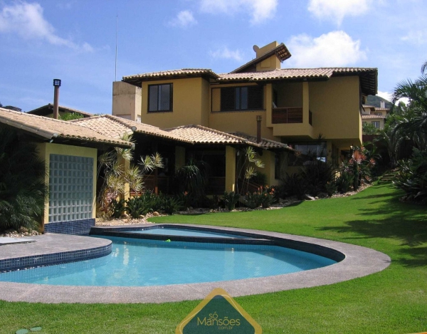 Linda casa de 387m² com localização privilegiada a venda no condomínio Vila Castela.